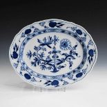 Zwiebelmuster-Platte, Meissen. Knaufschwerter, um 1735/40. Ovale Platte in der Form "Neuer