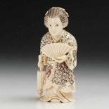 Frauenfigur - Elfenbein. China, 20er Jahre 20. Jh. Dame mit Regenschirm und Fächer im herbstlichen