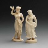 Zwei Frauenfiguren. Indien, Elfenbein, wohl um 1900. Detailreich geschnitzte Frauenfiguren beim
