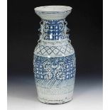 Vase "Doppelte Freude". China, Porzellan, wohl 19. Jh. oder früher. Balustervase mit Unterglasur-