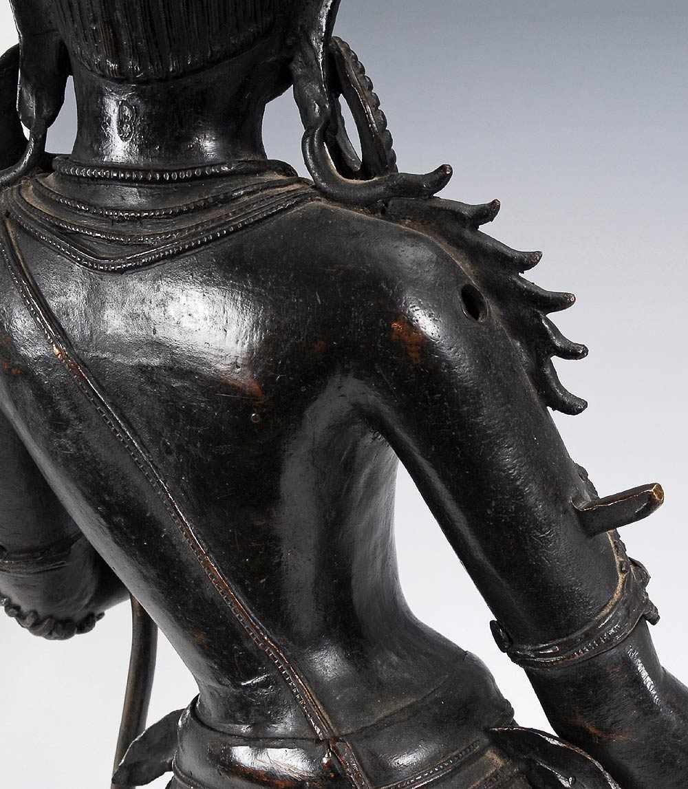 Große Bodhisattva-Figur. 19. Jh. Bronze, dunkel patiniert. Auf doppeltem Lotosthron stehende - Bild 9 aus 9