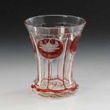 Biedermeier-Freundschaftsbecher. Um 1840/50. Farbloses, teils rot gebeiztes Glas. Am Ansatz