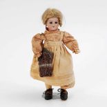 Kleine Mädchenpuppe Heinrich Handwerck. Um 1900. Gemarkt: "79 3x HW Germany". Kurbelkopf aus