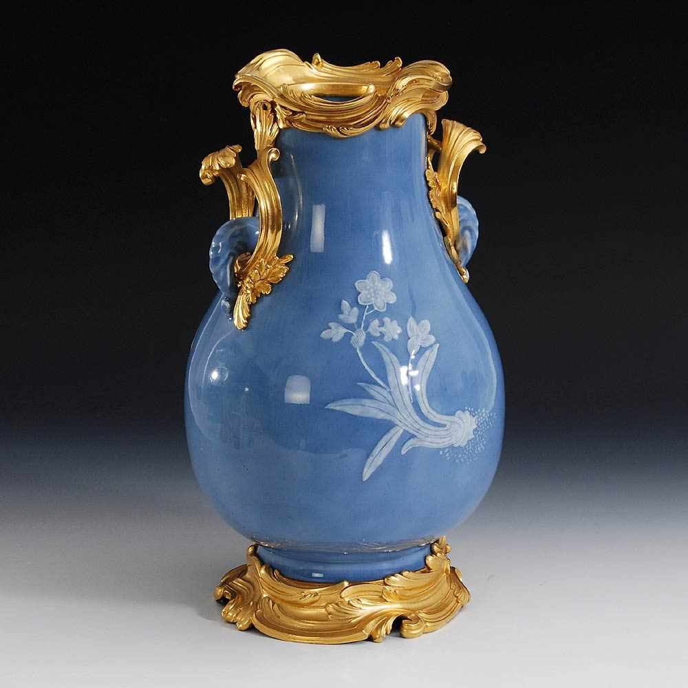 Frühe Pâte-sur-Pâte-Vase mit feuervergoldeter Metallmontierung. China, gemarkt Qianlong (1736 - 95). - Bild 2 aus 12