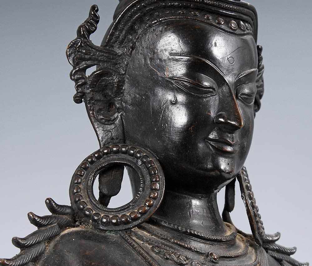 Große Bodhisattva-Figur. 19. Jh. Bronze, dunkel patiniert. Auf doppeltem Lotosthron stehende - Bild 6 aus 9