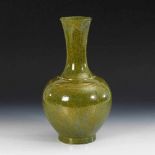 Grüne Vase. China, Porzellan, gemarkt. Kugelvase mit breiter, leicht abgesetzter Schulter, hoher