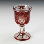 Hochzeitsglas. 2. H. 19. Jh. Farbloses, teils rot gebeiztes Glas. Glockenkuppa, facettierter Schaft,