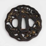 Tsuba. Japan, wohl um 1900. Bronze, signiert. Runde Scheibe mit leicht gewelltem Rand und