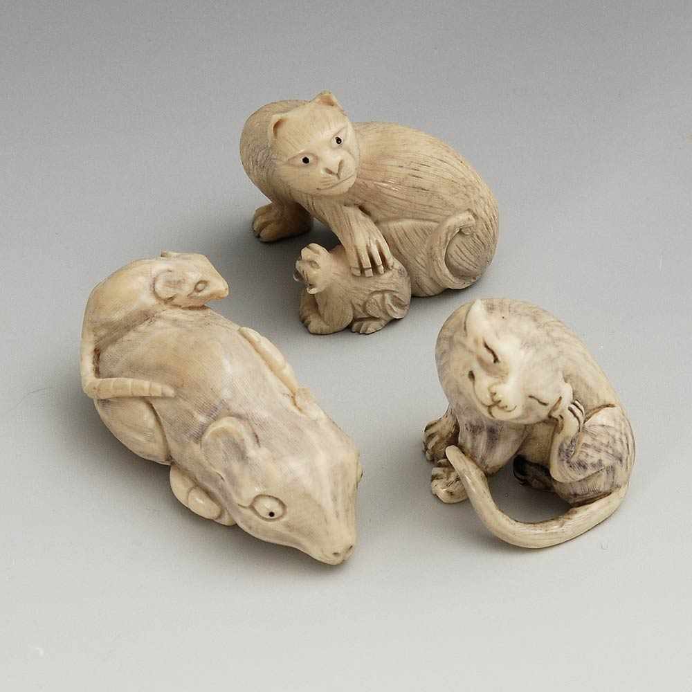 Drei Netsuke. Ostasien, Elfenbein, 30er Jahre 20. Jh. Liegende Ratte mit kleiner Ratte auf ihrem