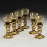 6 Historismus-Römer. Olivgrünes Glas. Bauchige Kuppa mit mattgeschliffenen Weinranken,