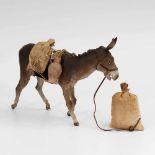 Krippenfigur: Bepackter Esel. Terrakotta polychrom gefasst, verschiedene Materialien, Schriftzug auf