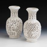Vasenpaar. China, weiß glasiertes Porzellan. Identische Stücke. Durchbrochen gearbeitete Wandung mit