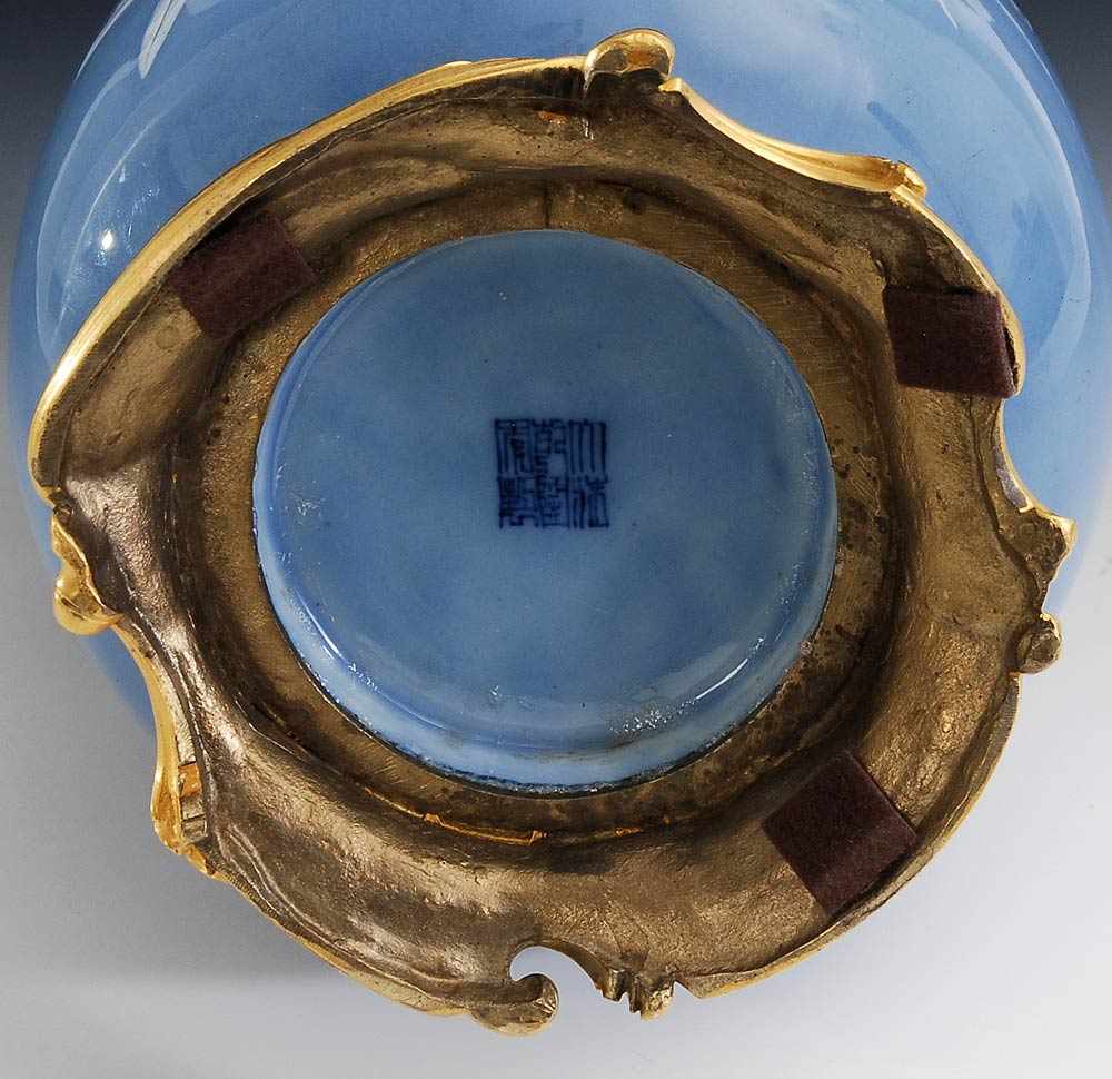 Frühe Pâte-sur-Pâte-Vase mit feuervergoldeter Metallmontierung. China, gemarkt Qianlong (1736 - 95). - Bild 10 aus 12