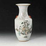 Große Vase mit Damenszene. China, Porzellan. Balusterform mit weit ausgestelltem Rand und roten