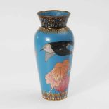 Große Cloisonné-Vase mit Vogel. Wohl Japan. Balustervase mit weitem, konischem Hals. Auf blauer