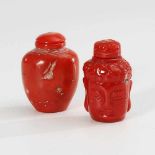 2 Snuffbottles aus Koralle. China. Einfache Flaschenform mit Deckel / geschnitzter Buddha in