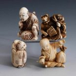 4 Netsuke. Ostasien, Elfenbein, teils signiert, um 1910. Sitzende Männer bei unterschiedlichen