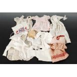 Konvolut Puppenkleidung. 10 Kleidungsstücke für Puppen von ca. 40 bis 70 cm, vor 1930. Darunter