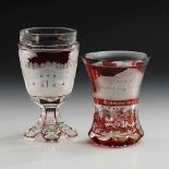 2 Ansichtengläser. Um 1850. Farbloses, teils rot gebeiztes Glas. Kelchglas mit einer