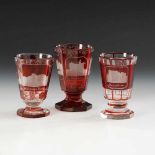 3 Ansichtenbecher. Böhmen, 2. H. 19. Jh. Farbloses, teils rot gebeiztes Glas. Becher mit