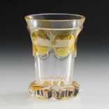 Biedermeier-Ansichtenbecher. Böhmen, um 1850. Farbloses, teils gelb gebeiztes Glas. Teils