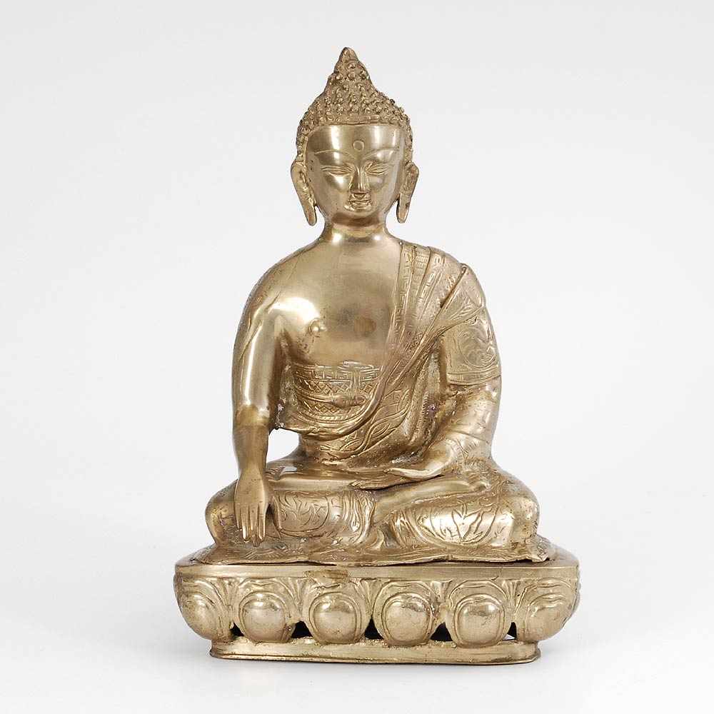 Metallbuddha. Goldfarbene Figur im Verschränkungssitz auf Lotosthron, eine Hand mit der Geste der