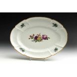 Ovalplatte mit Blumenmalerei, Meissen. Blauschwerter, 1934-1945, 1 Schleifstrich. Mit Gotzkowsky-