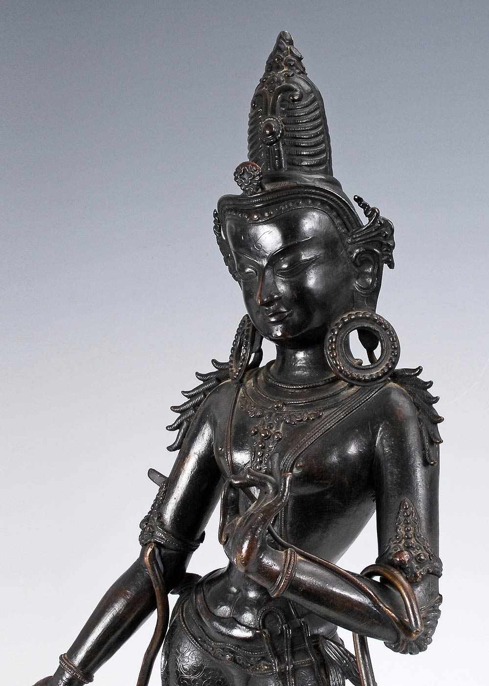 Große Bodhisattva-Figur. 19. Jh. Bronze, dunkel patiniert. Auf doppeltem Lotosthron stehende - Bild 4 aus 9