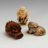 3 Netsuke: Wohl 20er Jahre, 20. Jh. Liegendes Pferd in offener Hand, Tier mit eingelegten Glasaugen,