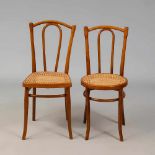 2 Kaffeehausstühle. 1x mit Prägestempel "Thonet Austria" auf Frästeller, ab 1881. Buche, massiv.