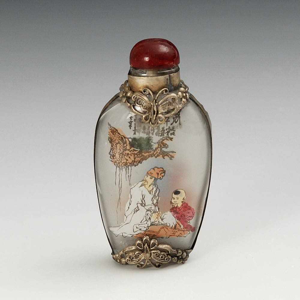 Snuffbottle Hinterglasmalerei. China, wohl um 1900. Flache Flasche mit figürlichen Motiven, in