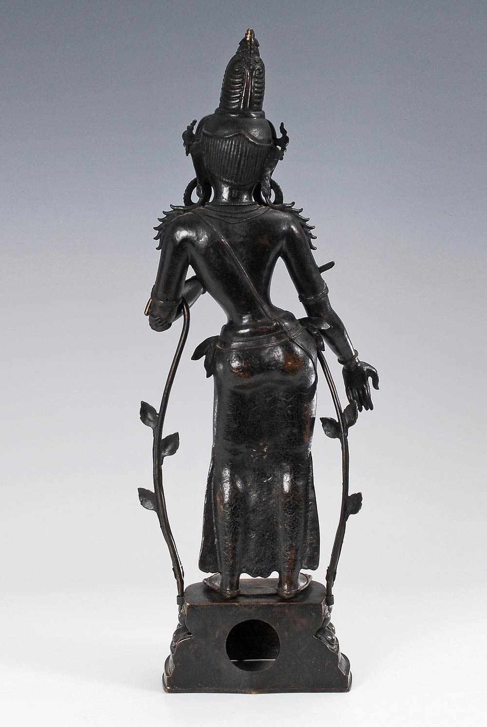 Große Bodhisattva-Figur. 19. Jh. Bronze, dunkel patiniert. Auf doppeltem Lotosthron stehende - Bild 3 aus 9