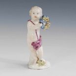 Putto mit Blumenkranz, Meissen. Blauschwerter am Sockel, unterseitig bezeichnet "K:H:C:" (=