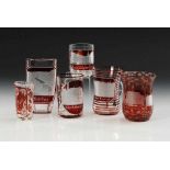 6 Bäderbecher. 2. H. 19. Jh. Farbloses, teils rot gebeiztes Glas. 5x mit mattgeschliffenen,