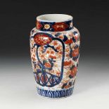 Imarivase. China, Porzellan. Schlanke Vase mit geradem, weitem Rand. Boden mit Reparaturstelle.