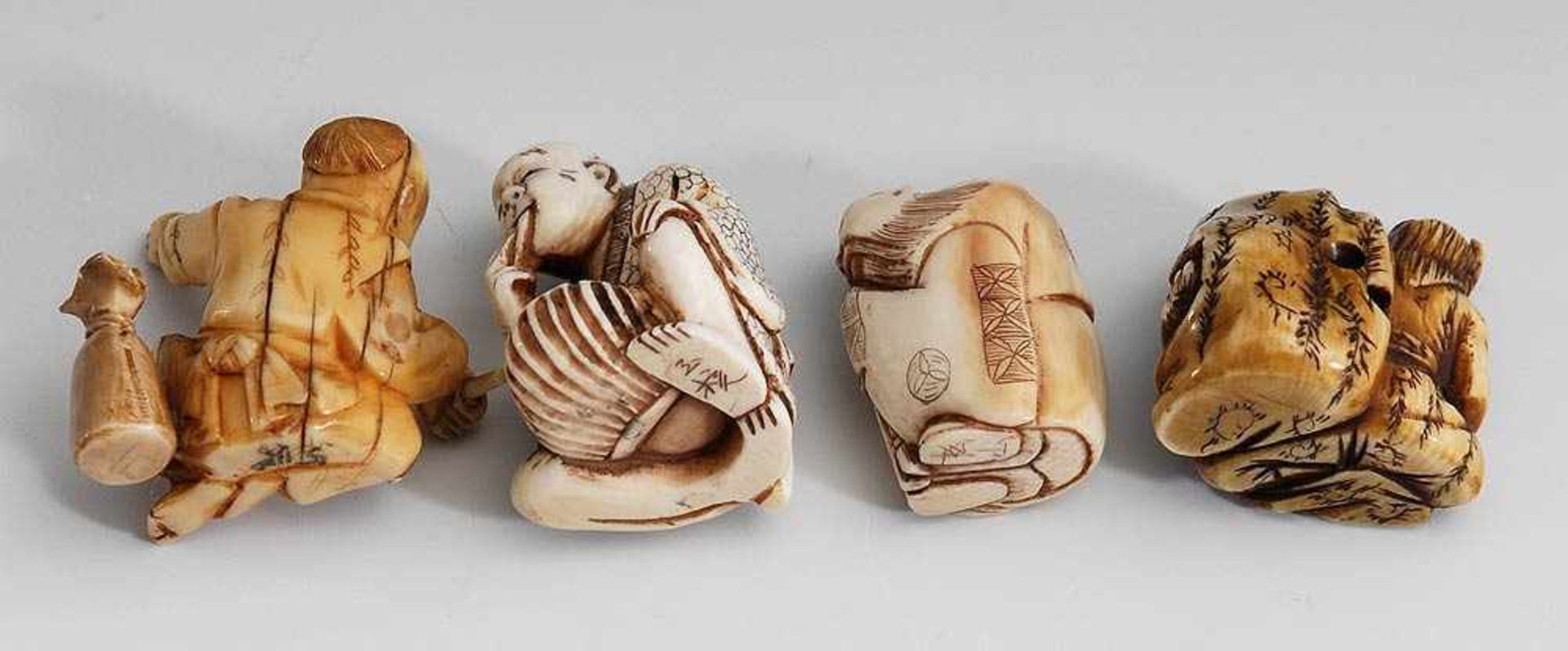 4 Netsuke. Ostasien, Elfenbein, teils signiert, um 1910. Sitzende Männer bei unterschiedlichen - Bild 2 aus 2