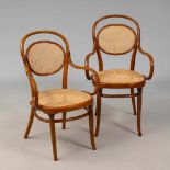 Paar Thonet-Fauteuils. Jeweils Prägestempel "Thonet" auf Frästeller, 1x mit Schutzmarke für den