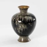 Sehr feine Cloisonné-Vase. Japan. Bauchige Vase auf Fuß. Dunkelblauer Untergrund mit zierlichen