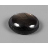 Schwarzer Sternsaphir von 5,61 ct ovaler Cabochon von 11 x 9 mm, mit sehr gut sichtbarem,