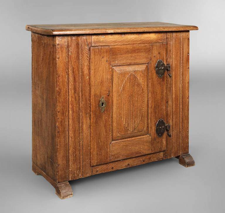 Biedermeier-Schränkchen um 1830, Nussbaum furniert und massiv, Fuß mit altem Wurmbefall,