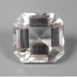 Bergkristall im Emerald-Cut wasserklarer Stein von ca. 31 ct, Maße 18,5 x 19,0 mm.