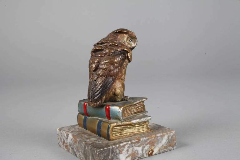 Wiener Bronze Büchereule um 1930, unsigniert, Bronze, polychrom in Kaltbemalung staffiert, fein - Image 2 of 3