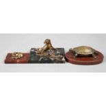 Drei Briefbeschwerer mit Tierfiguren Anfang 20. Jh., Marmorsockel mit aufgeschraubten Bronzefiguren,