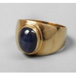 Ring mit Saphircabochon 2. Hälfte 20. Jh., Gelbgold gestempelt 750, besetzt mit dunkelblauem