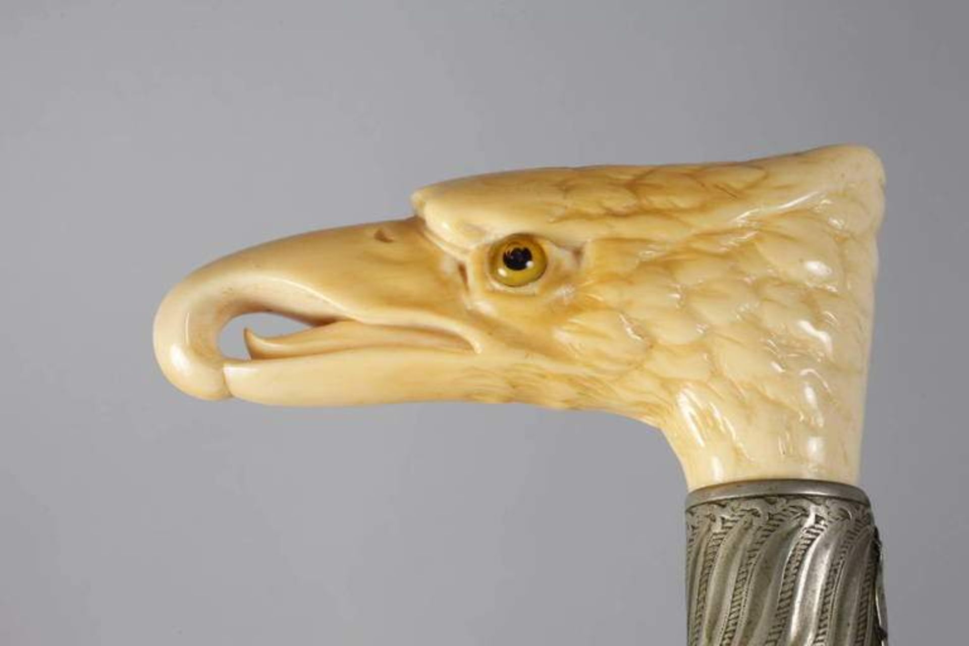 Spazierstock Elfenbein Anfang 20. Jh., figürlich gearbeiteter Griff in Form eines Adlerhauptes mit - Bild 4 aus 4