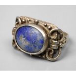 Silberring mit Lapislazuli um 1920, Silber geprüft, breite, aufwendig gearbeitete Ringschiene,