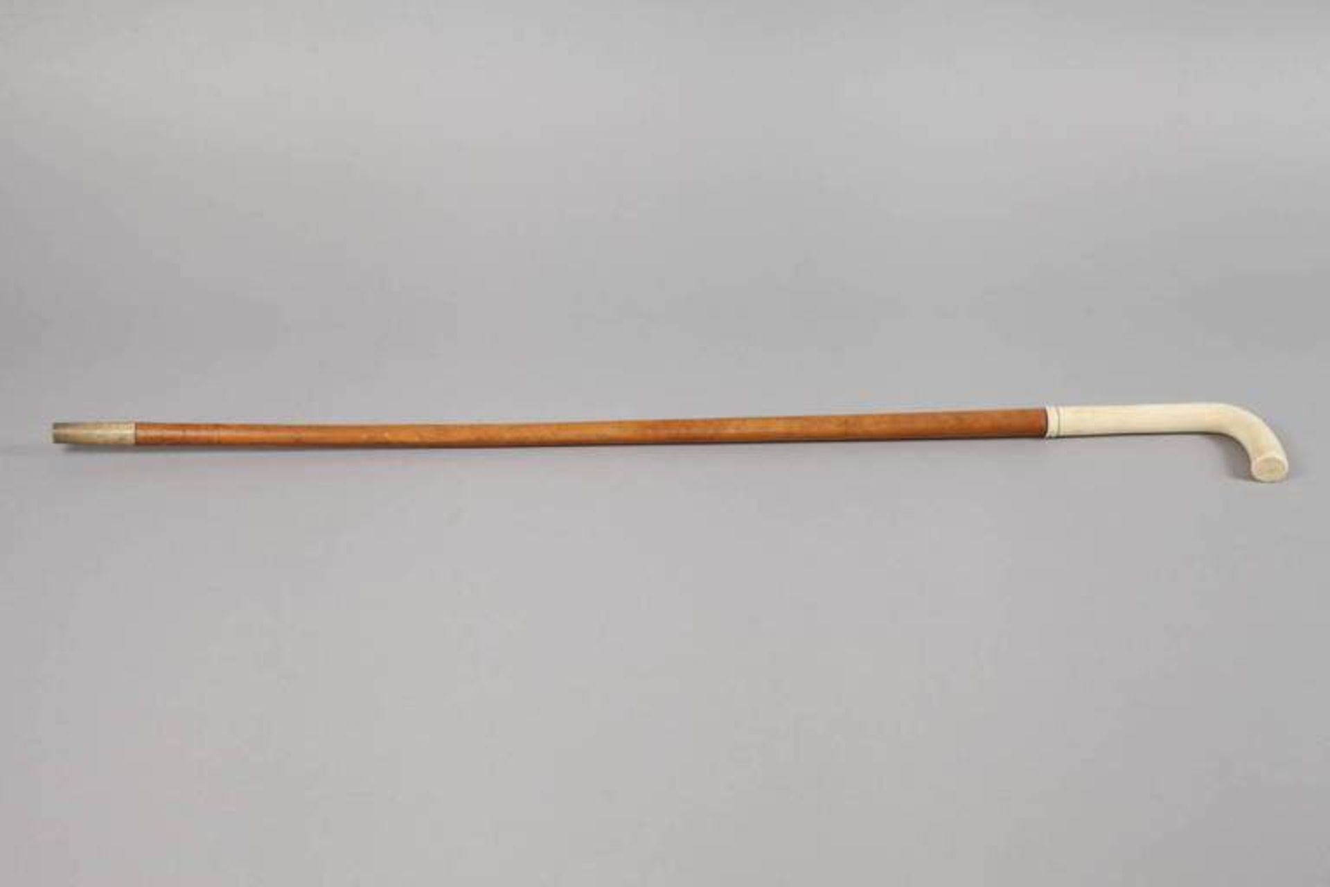 Spazierstock Elfenbein um 1900, schlanker Griff aus schlicht beschnitztem Elfenbein, mit schmaler - Bild 2 aus 3