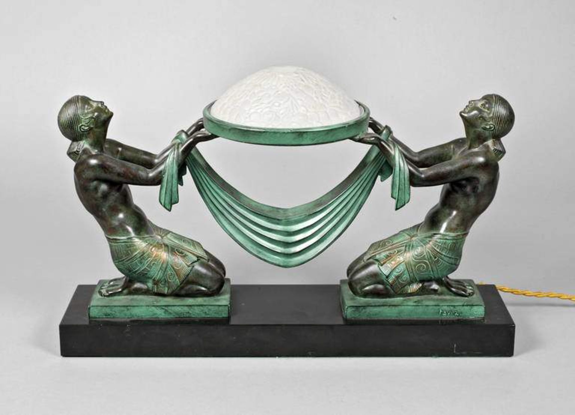 Pierre le Faguays, Figürliche Tischlampe Frankreich, um 1920, seitlich gemarkt Fayral (Synonym),