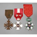 Drei Auszeichnungen Italien Kronenorden Offizierskreuz, Frankreich Orden der Ehrenlegion, beide