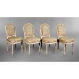 Vier Stühle um 1780, Buche massiv, hellgrau gefasst, klassizistische Salonstühle, mit gebogener